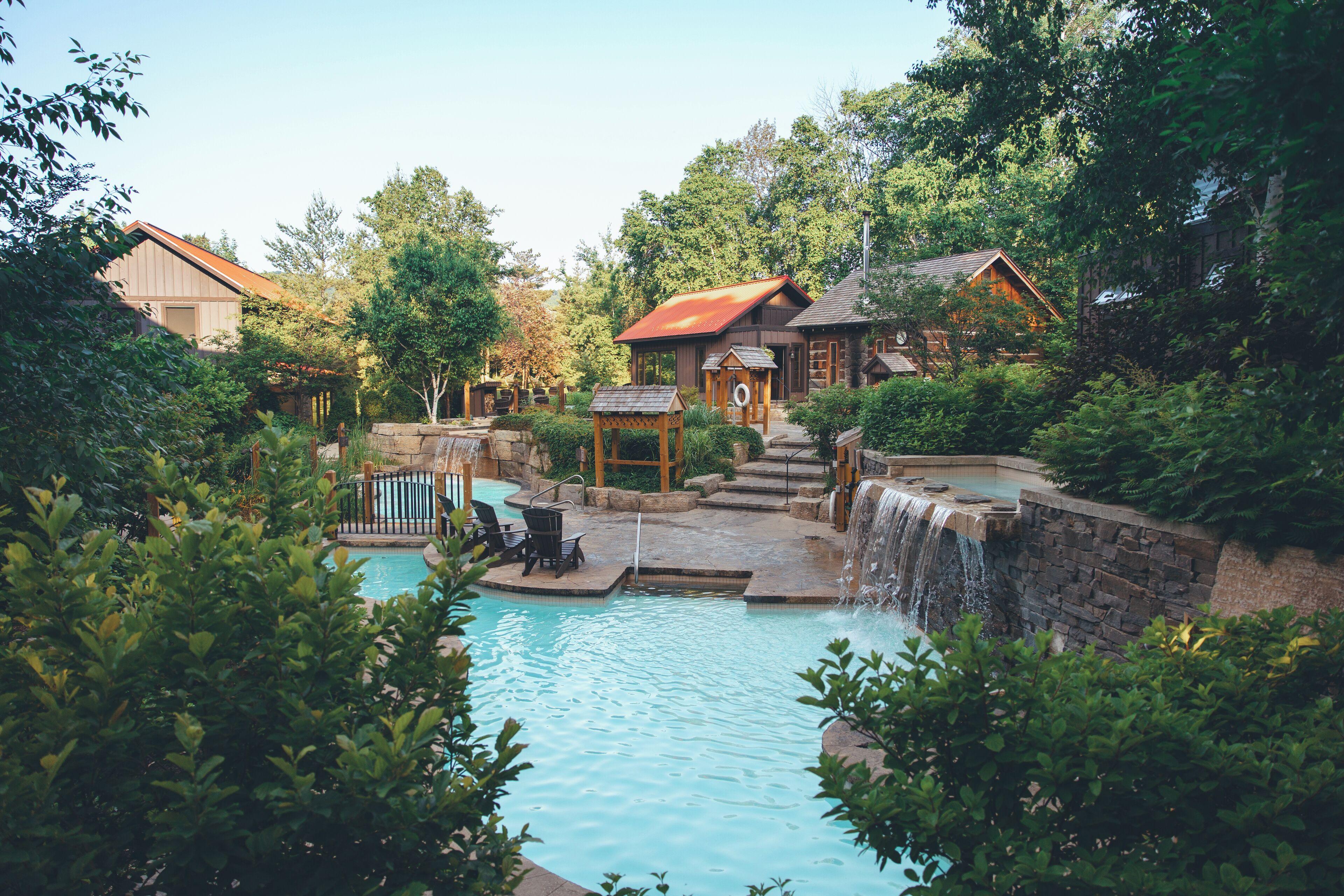 BLUE MOUNTAIN RESORT | ⋆⋆⋆⋆ | BLUE MOUNTAINS, CANADA | SEASON DEALS FROM  $181